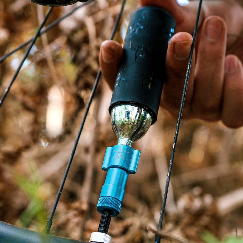 Percutor de CO2 PEATY'S HOLESHOT MTB + 2 cartuchos roscados de CO2 prateados de 25 g
