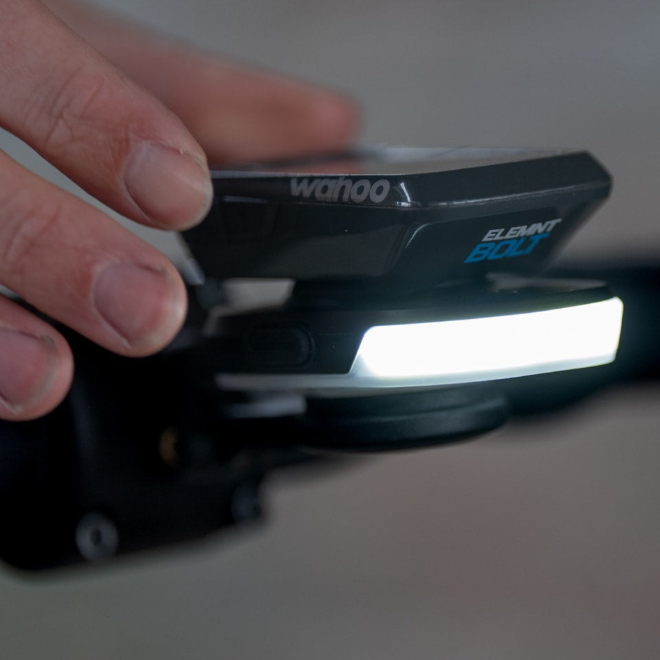 Farol dianteiro BBB SLICE 300 com inserção de GPS GARMIN WAHOO