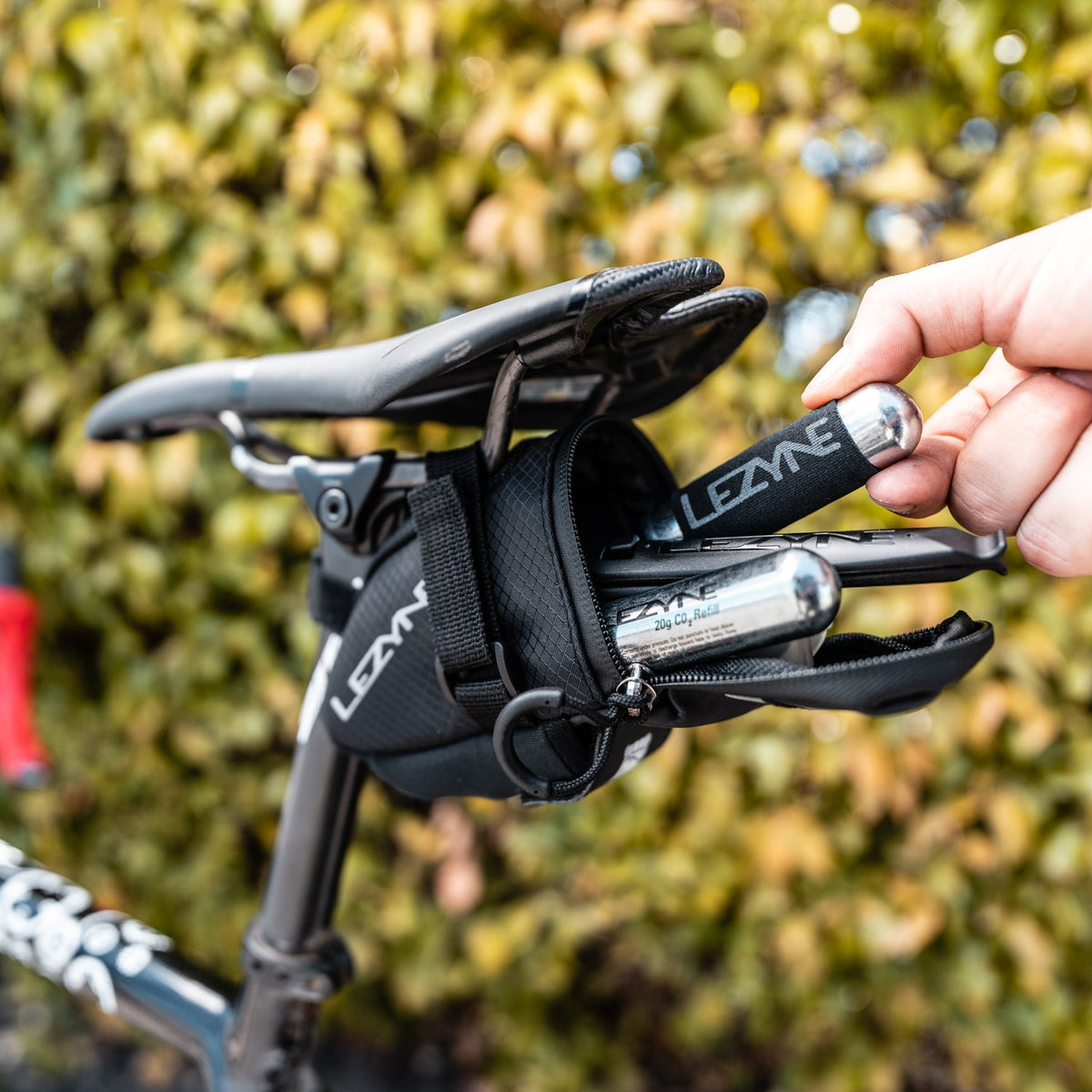 Bolsa de selim LEZYNE Caddy com kit tubeless