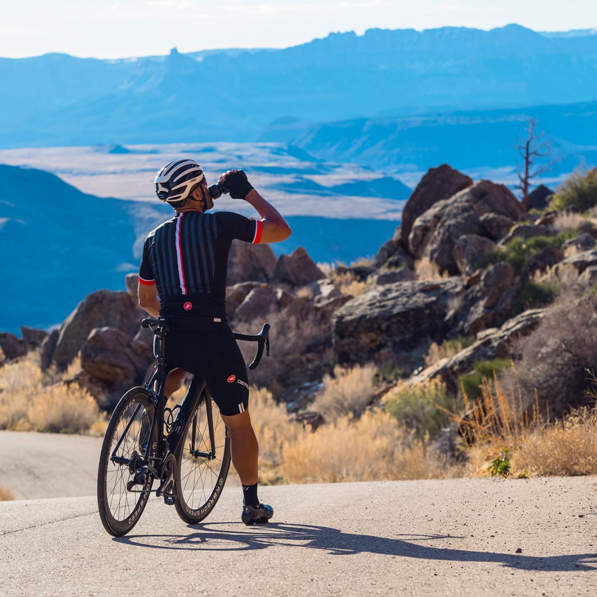 Capacete de rodovia de abuso de ar branco