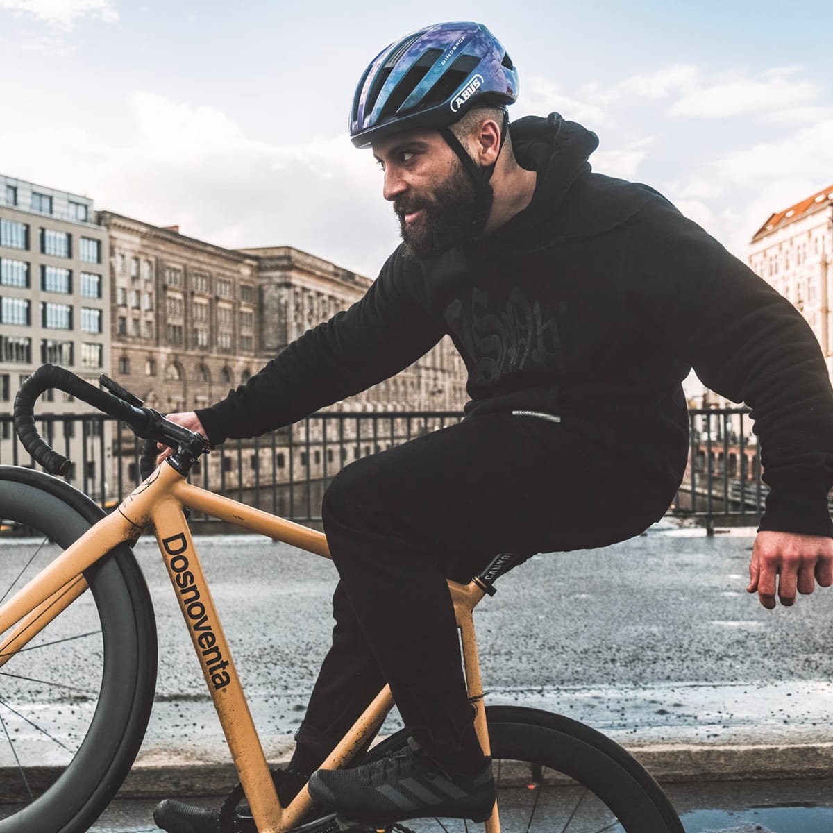 Capacete de estrada violeta de ala