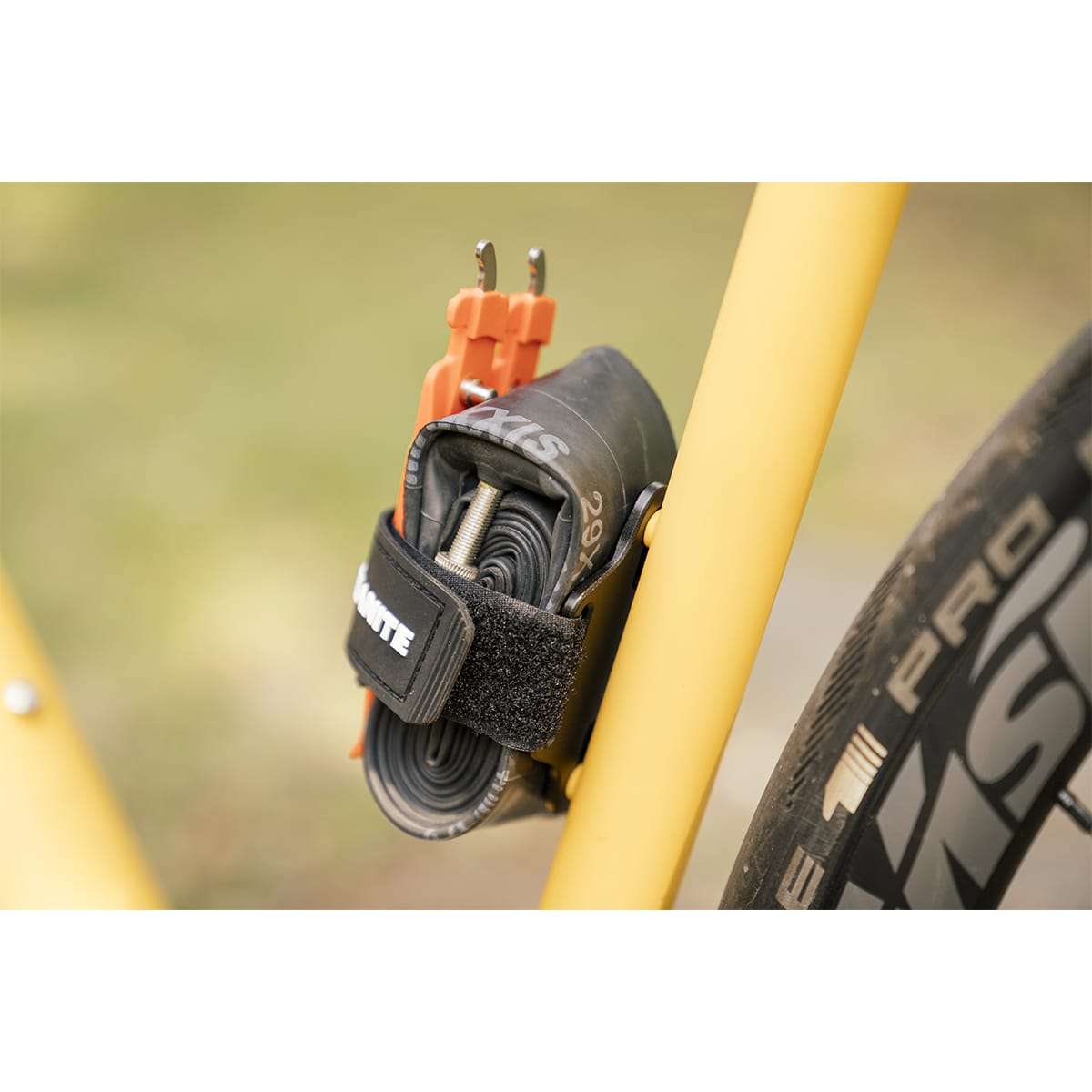 GRANITE DESIGN PORTALEDGE XE Correia universal para garrafas com parafuso e extensão para suporte de garrafas Preto