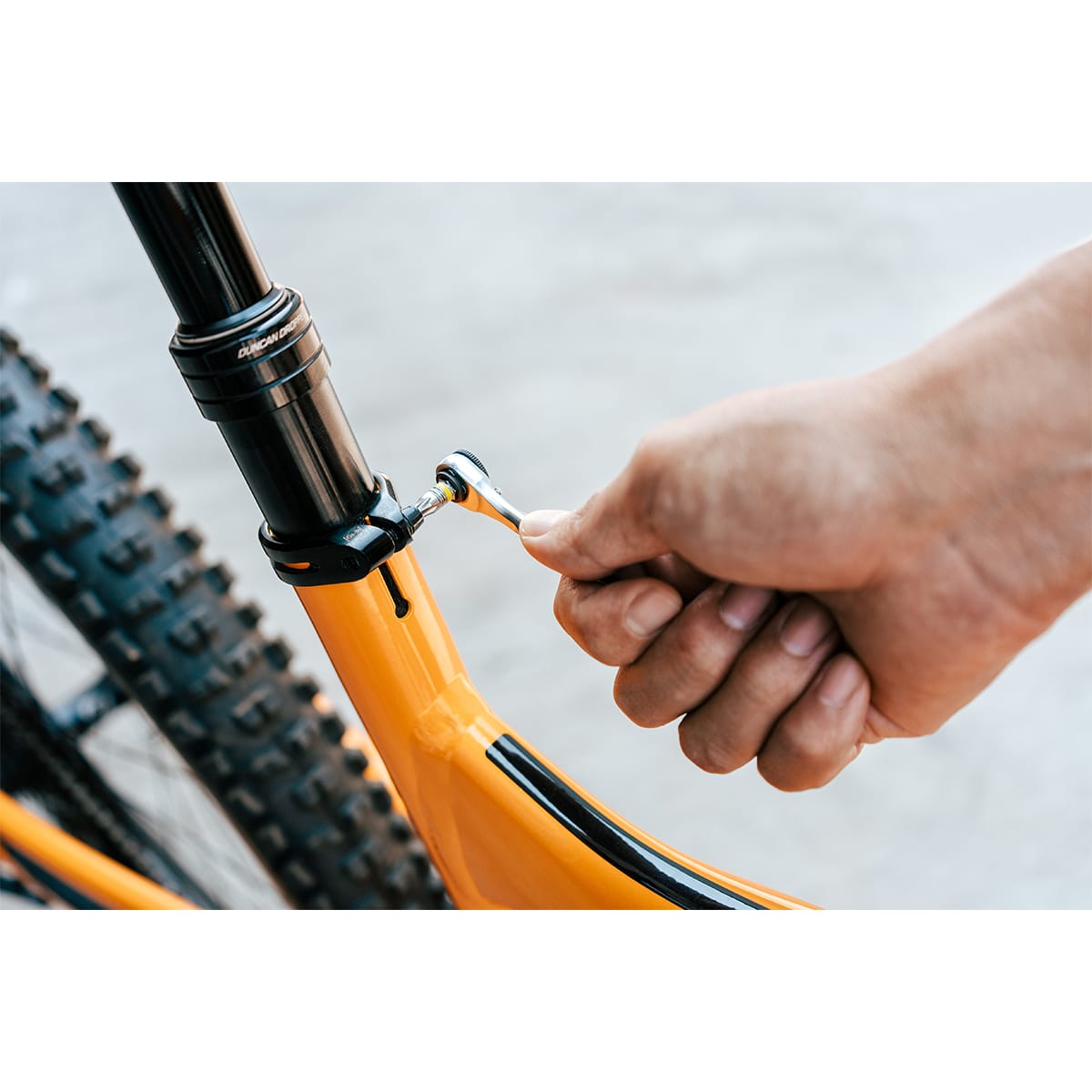 Multi-ferramenta integrada Tubo da forquilha 42 mm cónico GRANITE DESIGN STASH RT (10 ferramentas) Preto