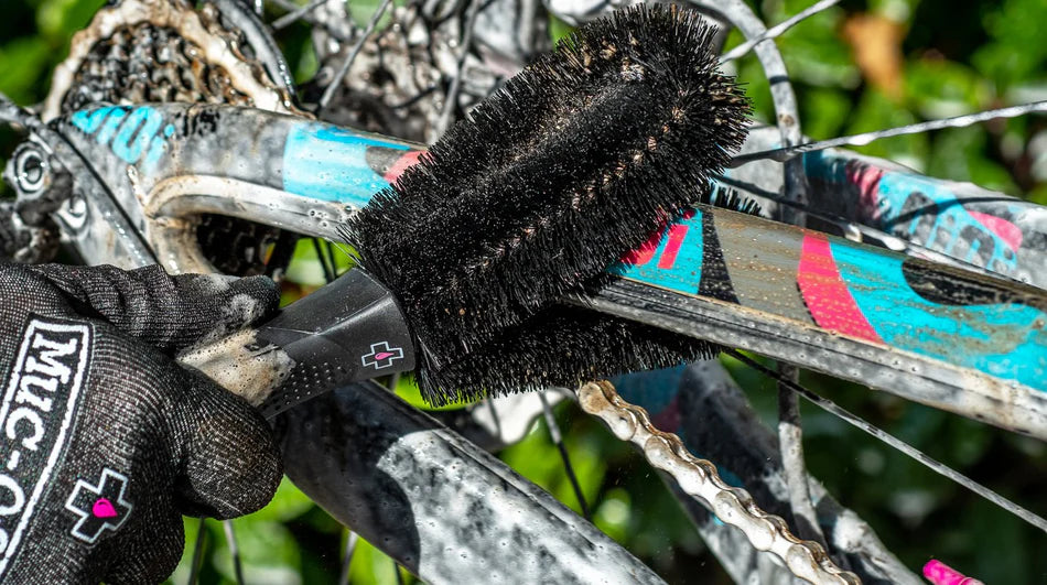 Escova de limpeza MUC-OFF DOUBLE POINTED