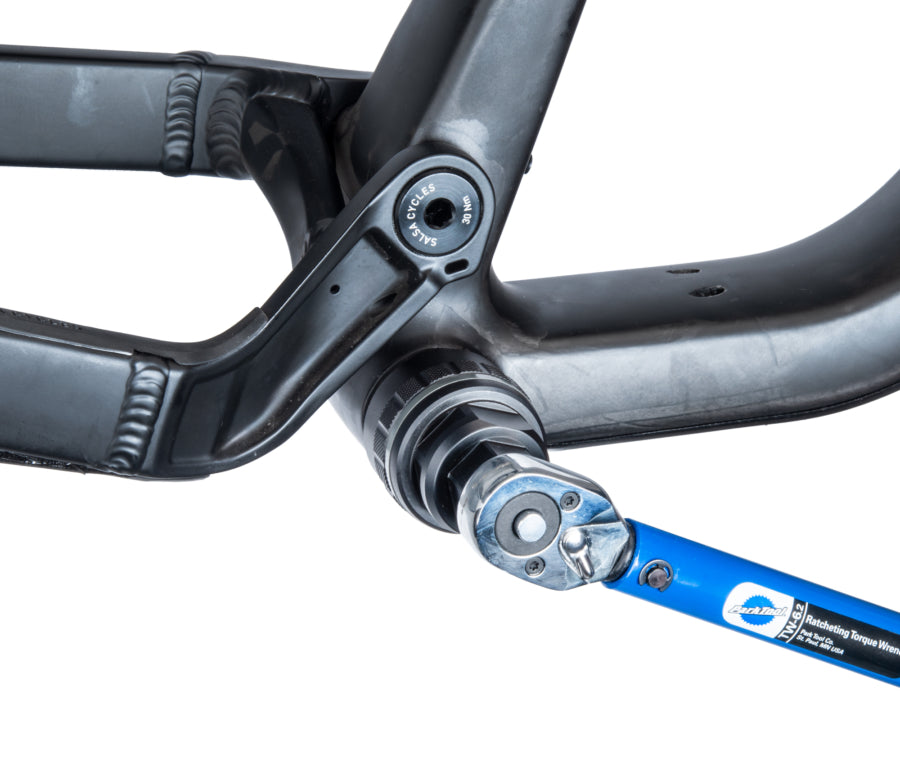 Park Tool BBT-179 apertado com uma chave dinamométrica