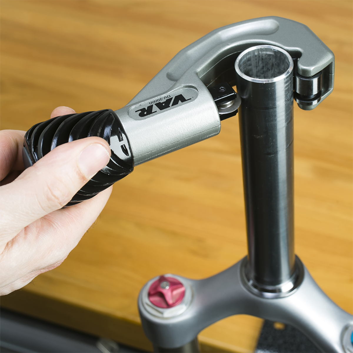 Corte de tubos de 3 a 42 mm com a rebarbadora VAR DV-20000