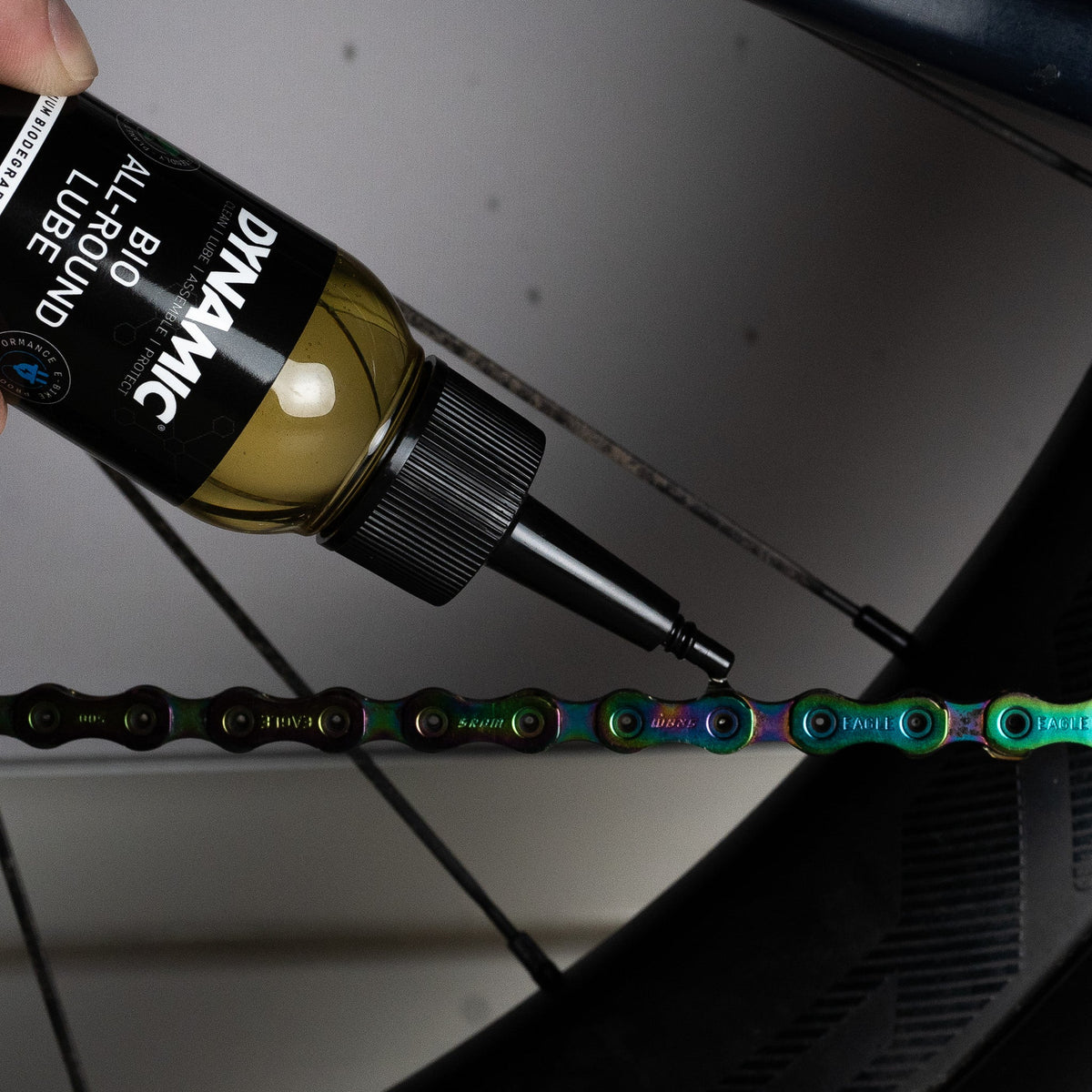 Aplicação do lubrificante DYNAMIC BIO ALL ROUND LUBE