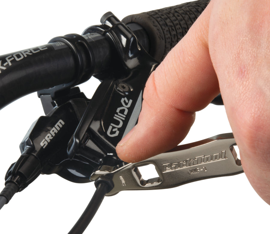 Park Tool MWF-3 a apertar uma união do tubo na manete de travão