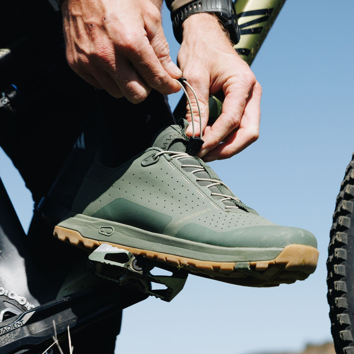 Sapatos de BTT CRANKBROTHERS MALLET TRAIL SPEED LACE CLIP verde/areia — em utilização