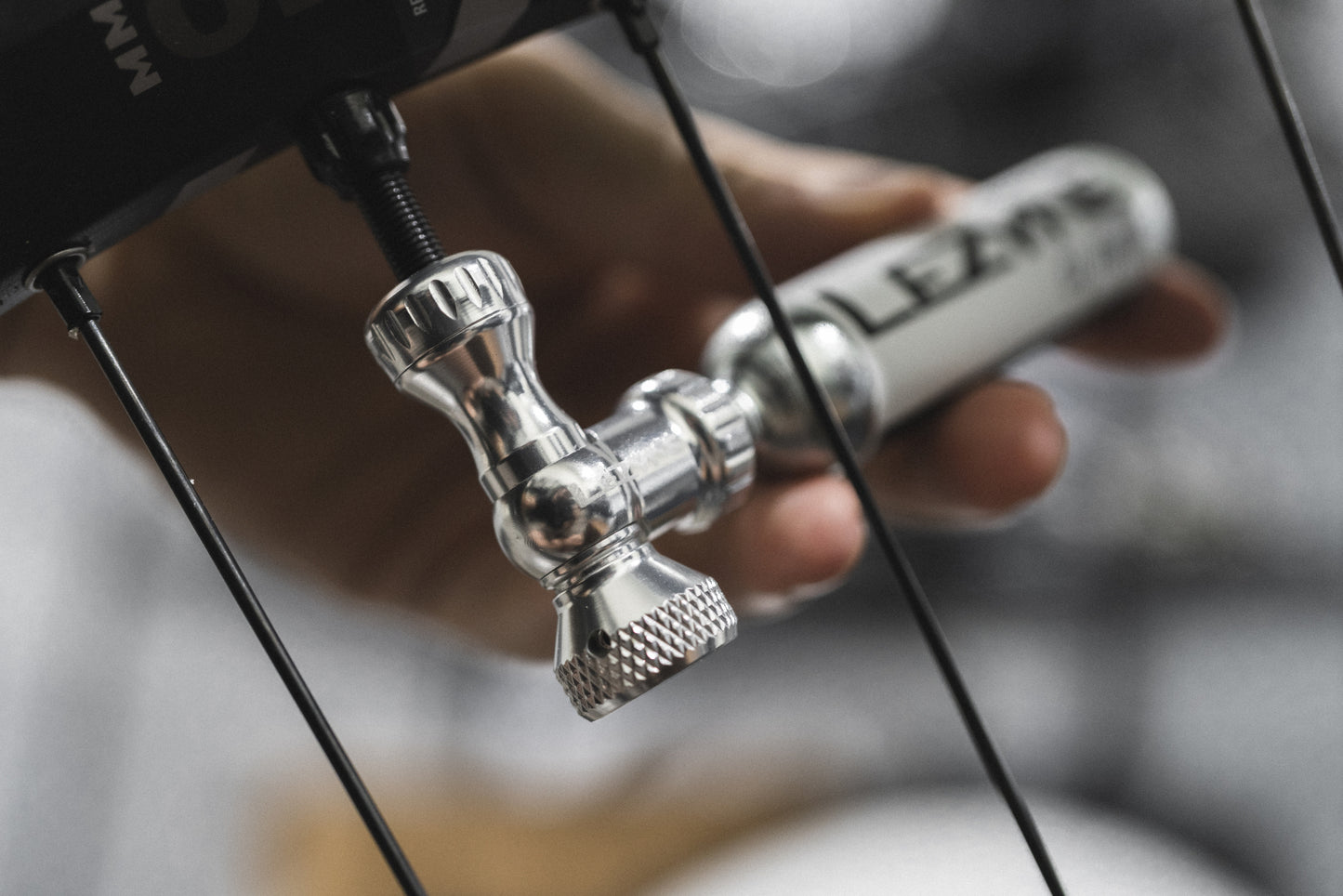 Disparador de CO₂ LEZYNE CONTROL DRIVE + Cartucho de CO₂ roscado de 16 g (x1) Prateado