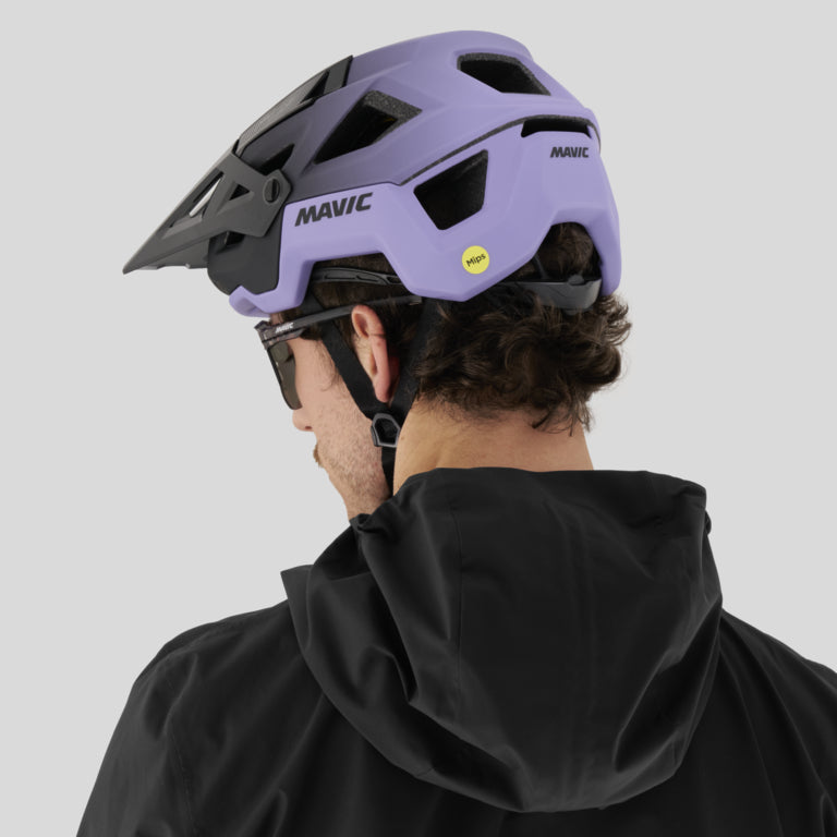 Capacete de BTT MAVIC DEEMAX TRAIL preto/violeta - vista traseira com o capacete colocado