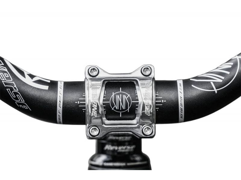 Avanço REVERSE COMPONENTS BLACK ONE D-2 Titanium prateado — vista frontal, montado na bicicleta