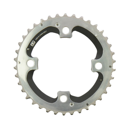 Prato exterior SHIMANO XTR M980 de 10 velocidades, 4 furos, 104 mm — vista do prato sobre fundo branco