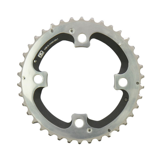 Prato exterior SHIMANO XTR M980 de 10 velocidades, 4 furos, 104 mm — vista do prato sobre fundo branco