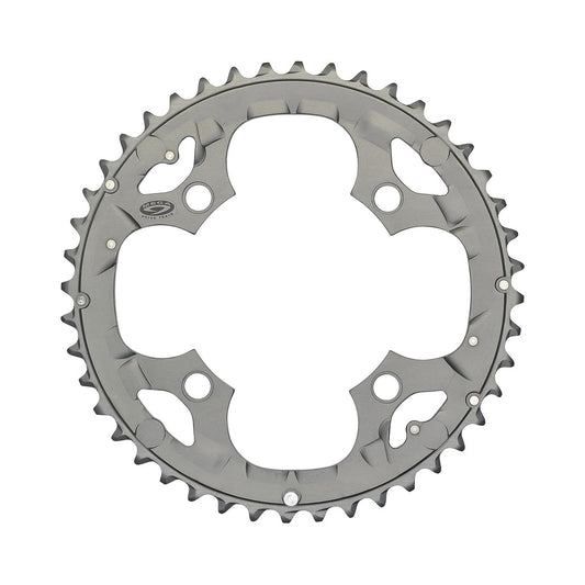 Prato exterior SHIMANO DEORE M590 9 velocidades, 4 furos, 104 mm, prateado — vista do prato sobre fundo branco
