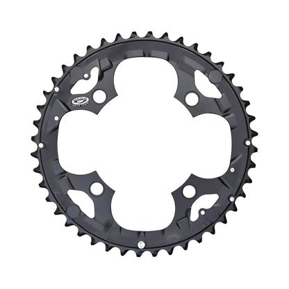 Prato exterior SHIMANO DEORE M590 9 velocidades, 4 furos, 104 mm, preto — vista do prato sobre fundo branco