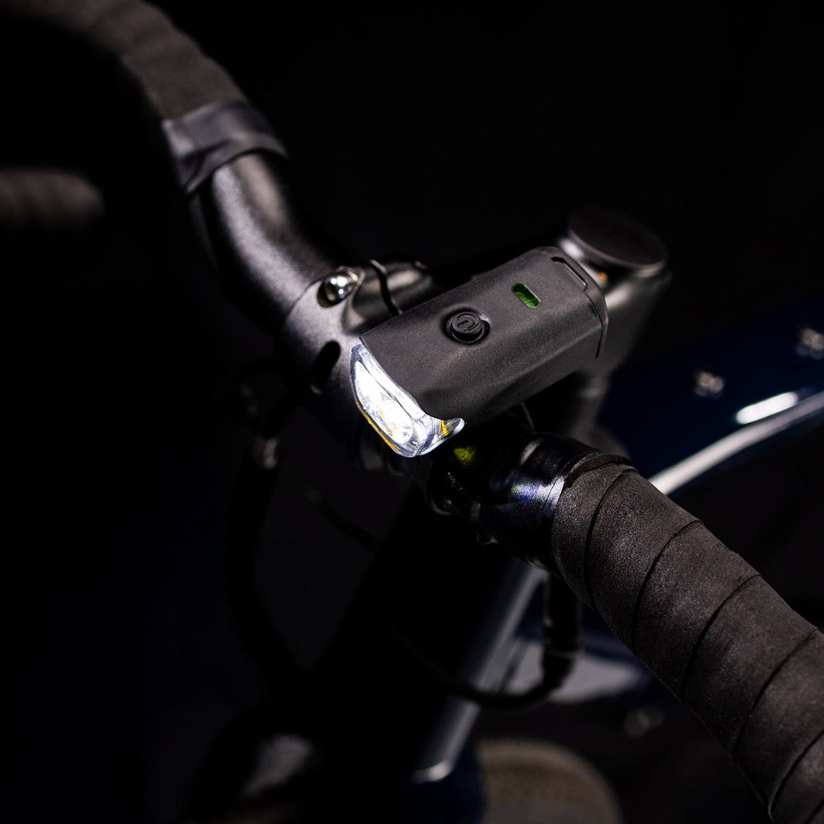 Lezyne KTV Drive 300+ dianteira na bicicleta