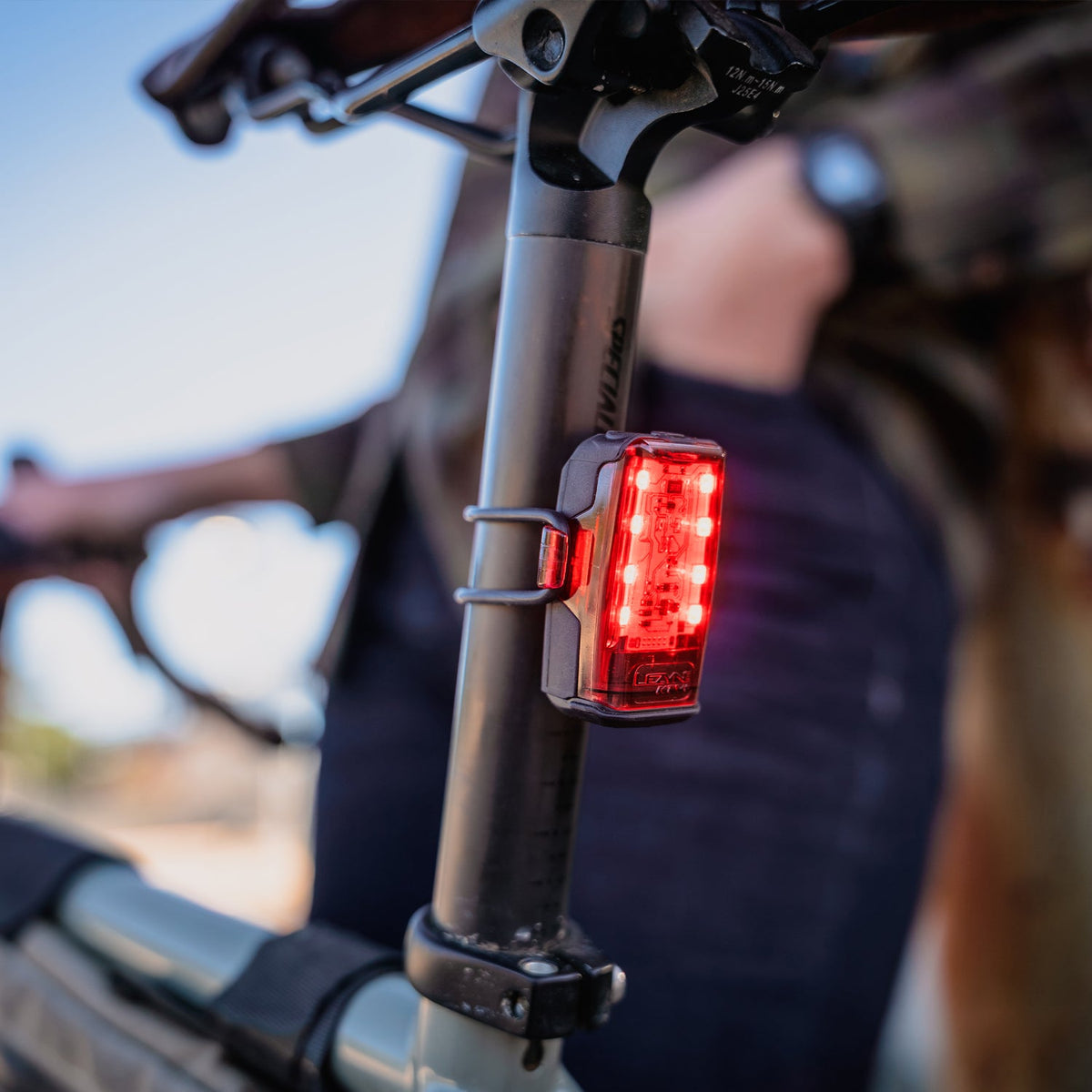 Luz traseira LEZYNE KTV+ DRIVE montada no espigão de selim