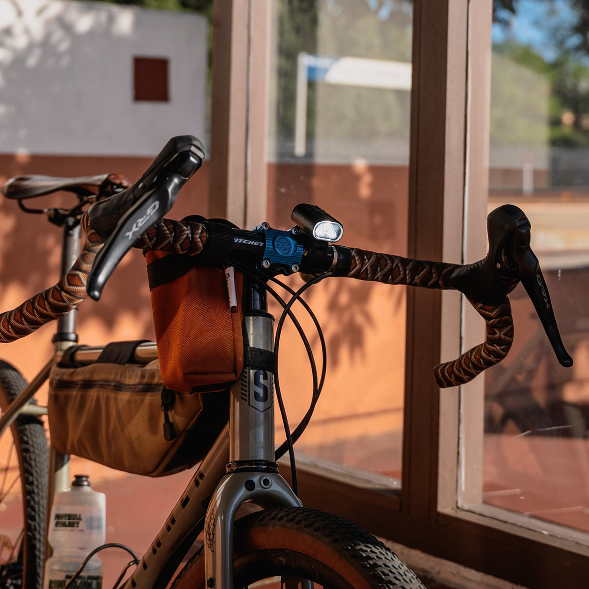 Lezyne Mini Drive 450+ dianteira numa bicicleta de estrada