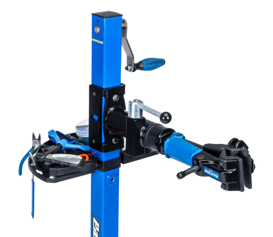 Park Tool 104-30 instalado num suporte de oficina PRS-30 com ferramentas