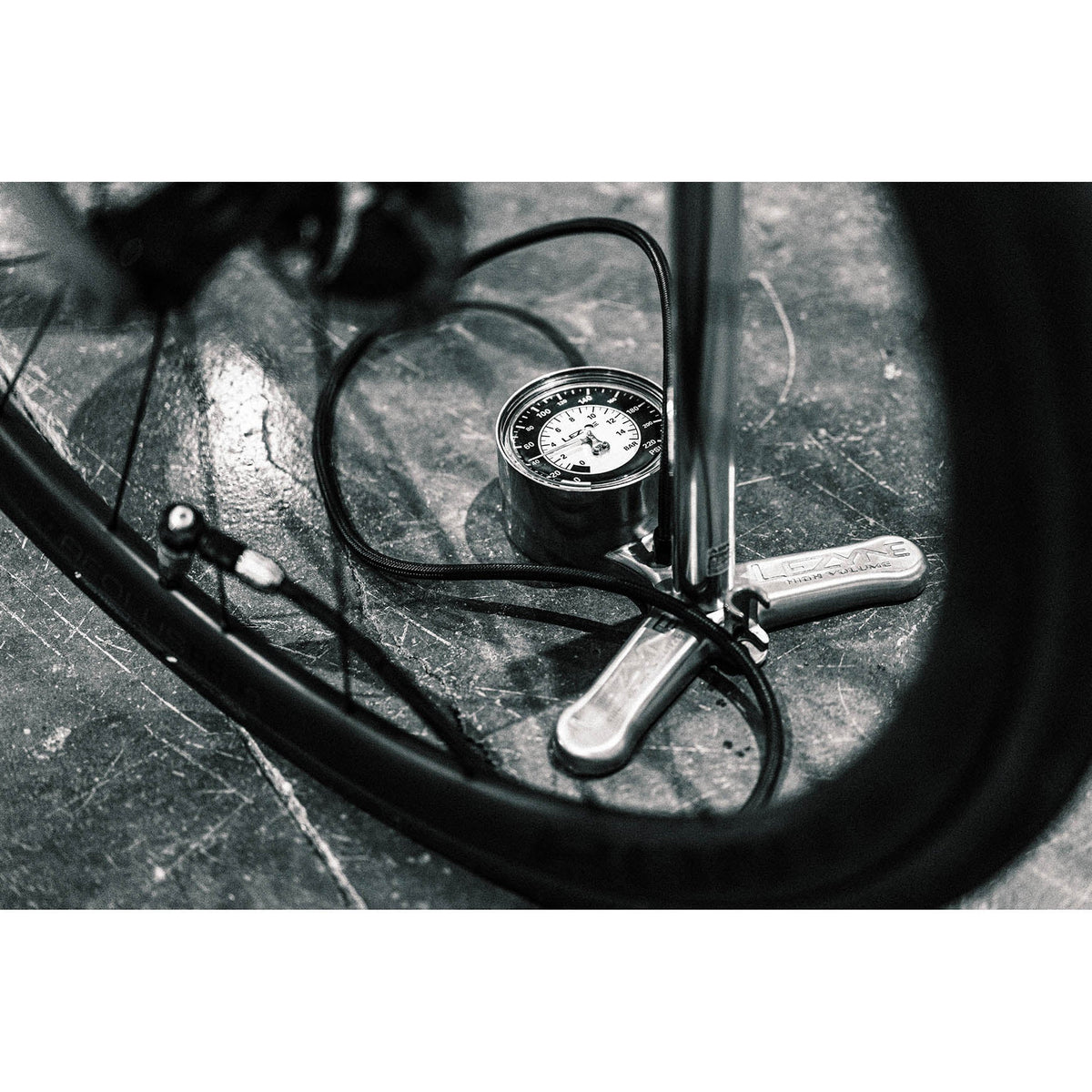 Bomba de pé LEZYNE CNC FLOOR DRIVE ABS-1 Pro preto acetinado