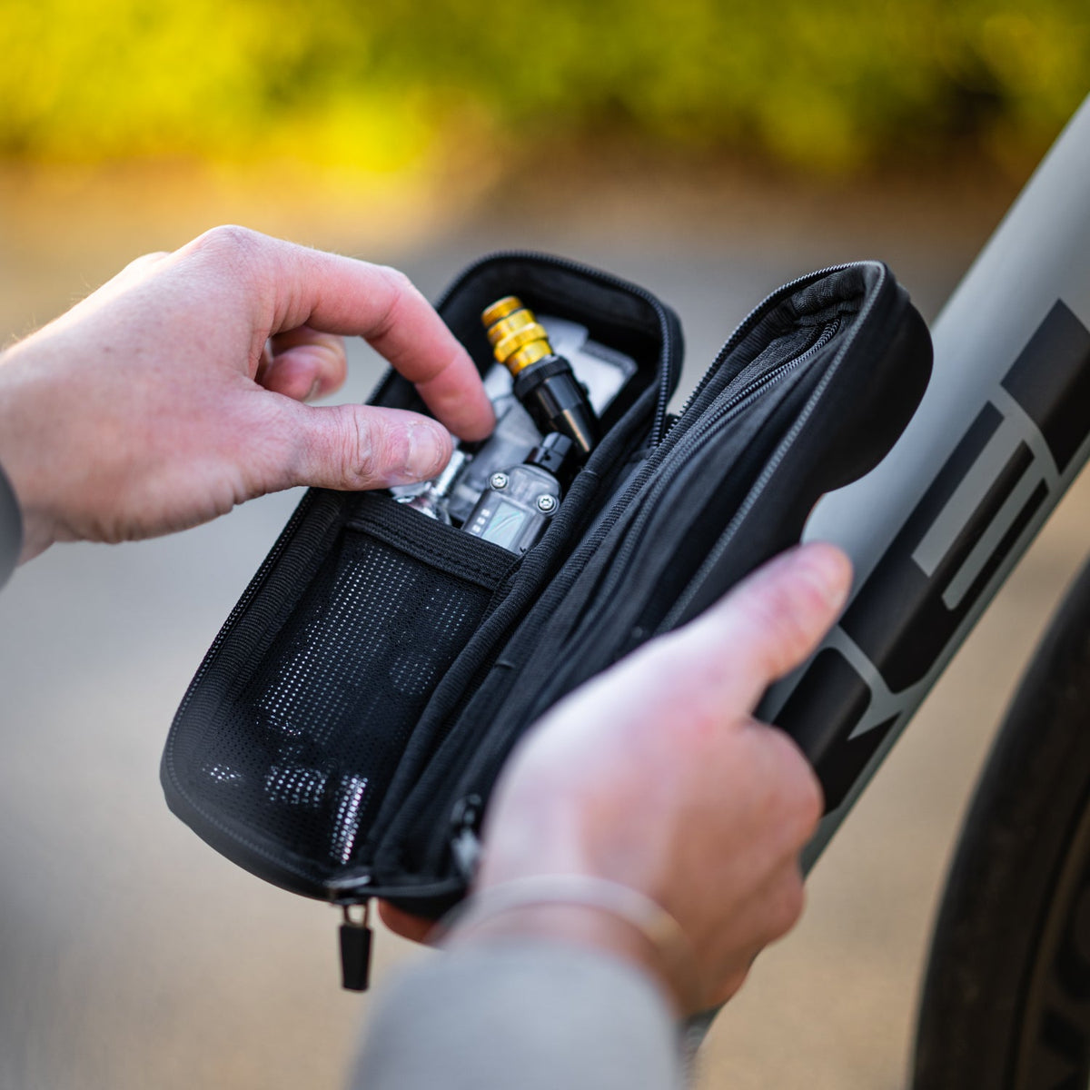 Bidão porta-ferramentas LEZYNE FLOW CADDY PRO preto