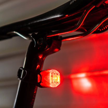 Luz traseira LEZYNE FEMTO USB C DRIVE montada no espigão de selim