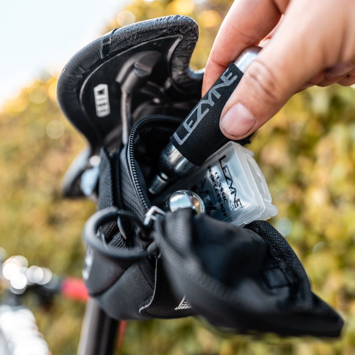 Bolsa de selim LEZYNE Caddy com kit tubeless