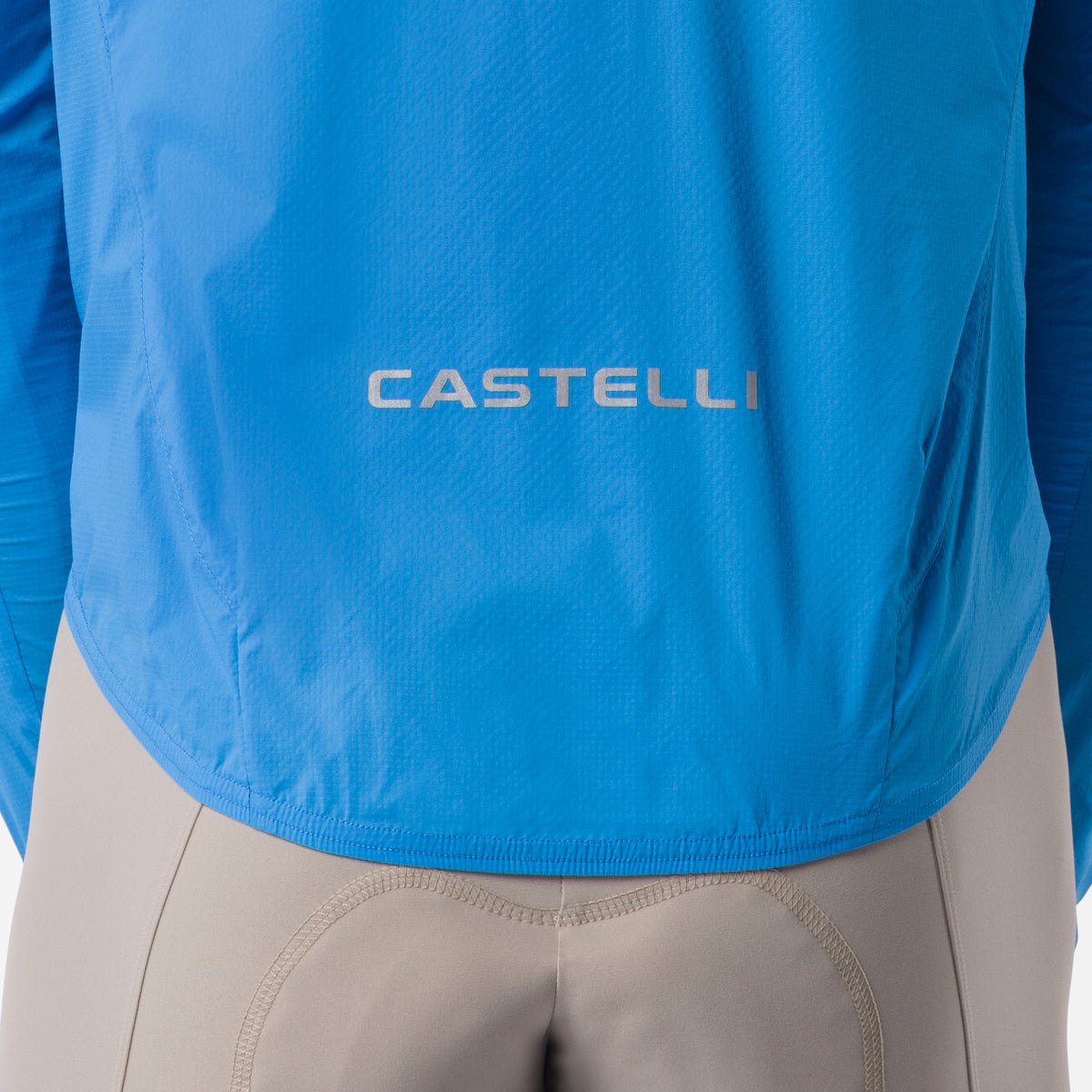 Casaco CASTELLI Transition Air Azul – pormenor do logótipo nas costas