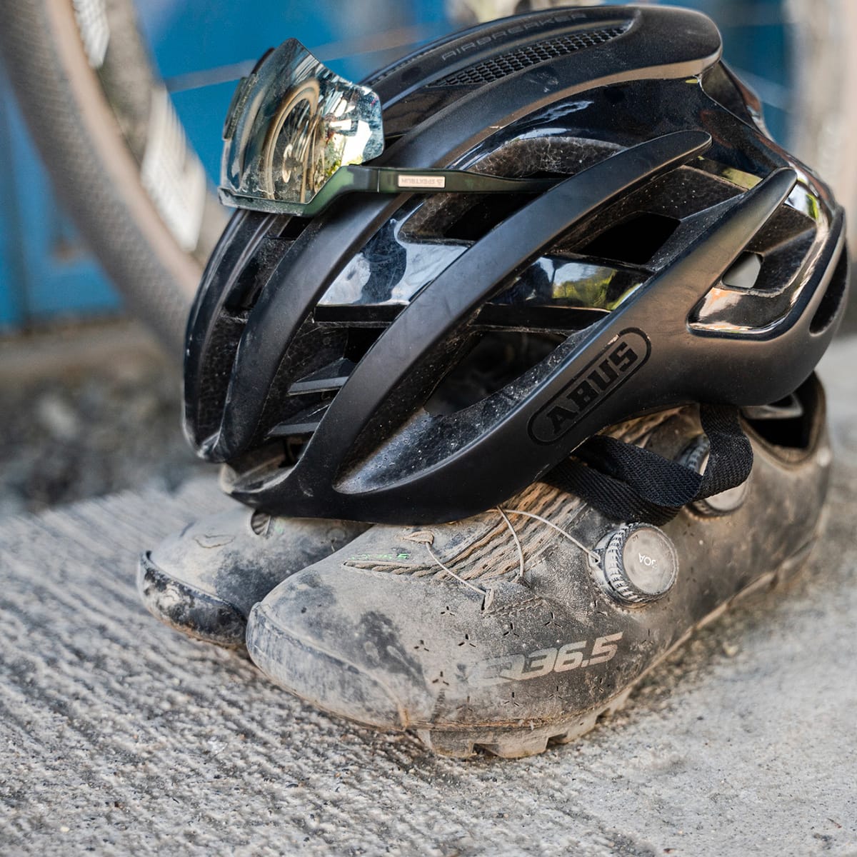 Capacete de estrada de abuso de ar preto