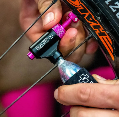 Insuflador CO2 MUC-OFF MTB + Cartuchos CO2 Roscados 25g (x2)