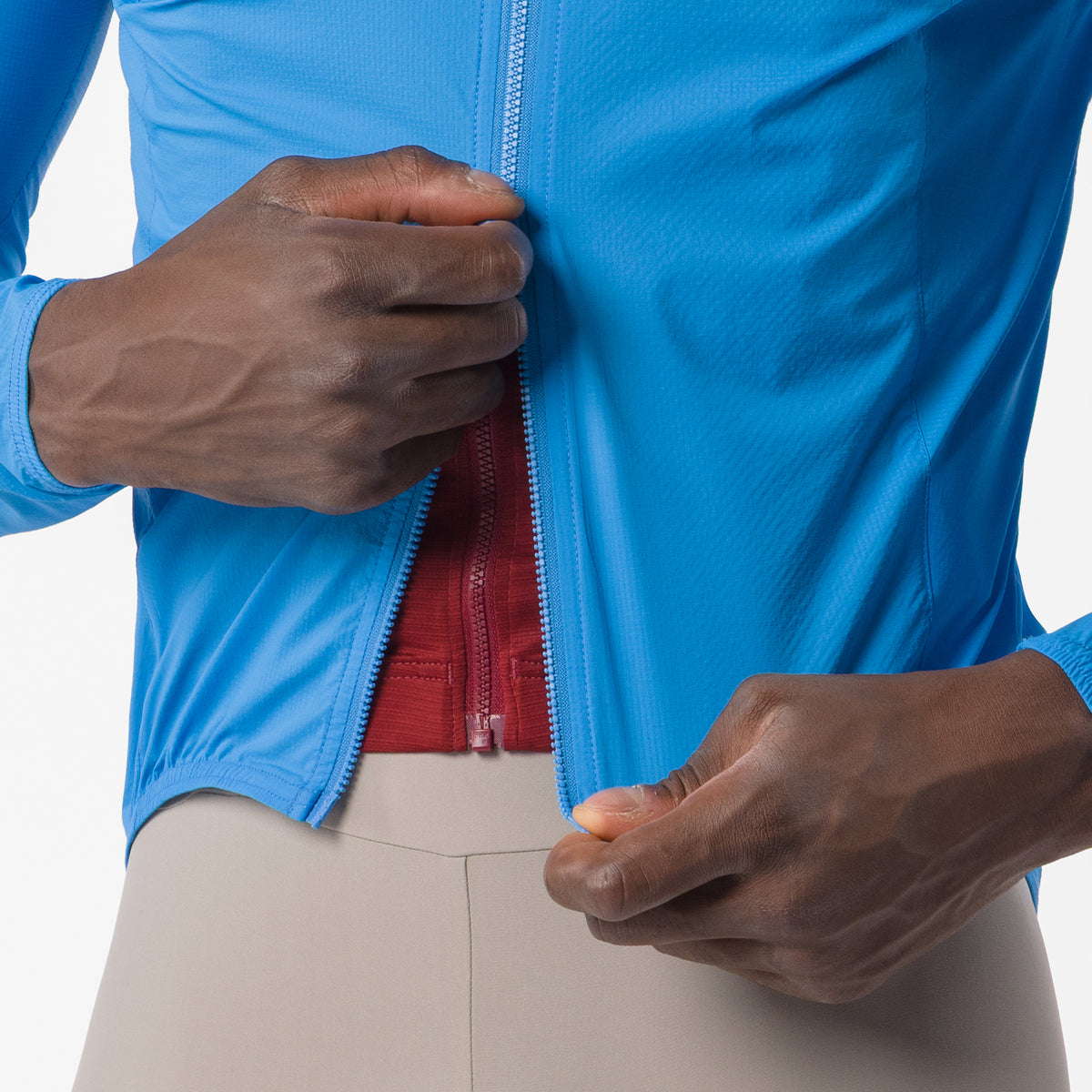 Casaco CASTELLI Transition Air Azul – pormenor do fecho de correr de duplo sentido