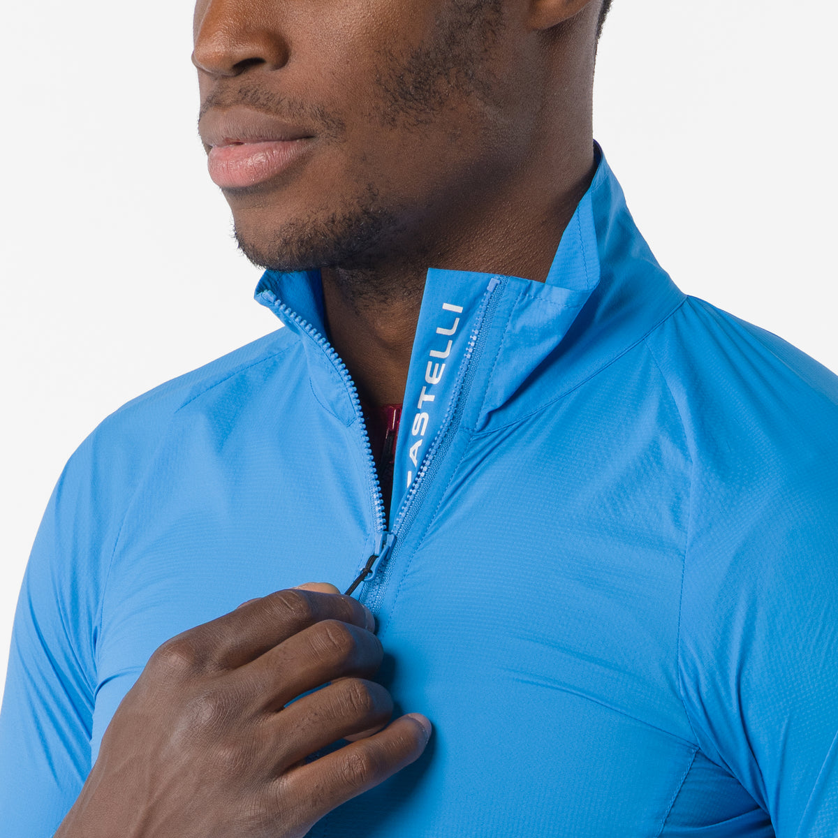 Casaco CASTELLI Transition Air Azul – pormenor da gola e do fecho de correr