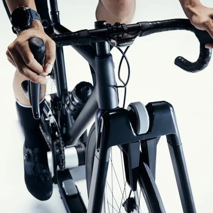KICKR ROLLR Smart Trainer — Fixação da roda dianteira; bicicleta não incluída