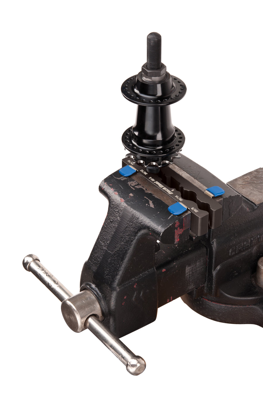 Park Tool AV-5 instalado num torno a segurar um eixo de 14 mm