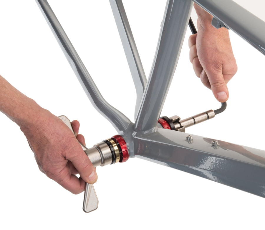 Park Tool BBP-AOS a instalar um rolamento num adaptador roscado