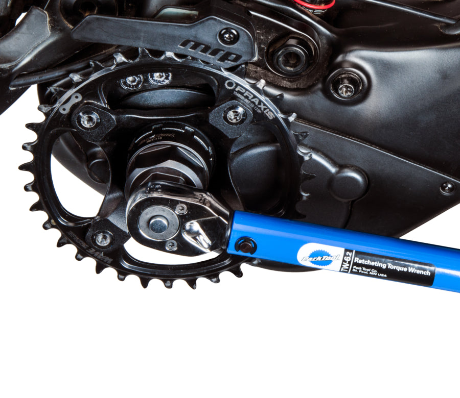 Park Tool BBT-118 a apertar um anel com uma chave dinamométrica
