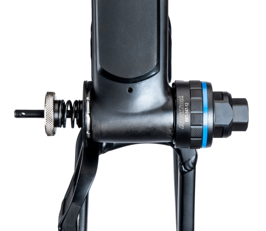 Park Tool BBT-147-12 fixado por um BBT-RS num movimento pedaleiro