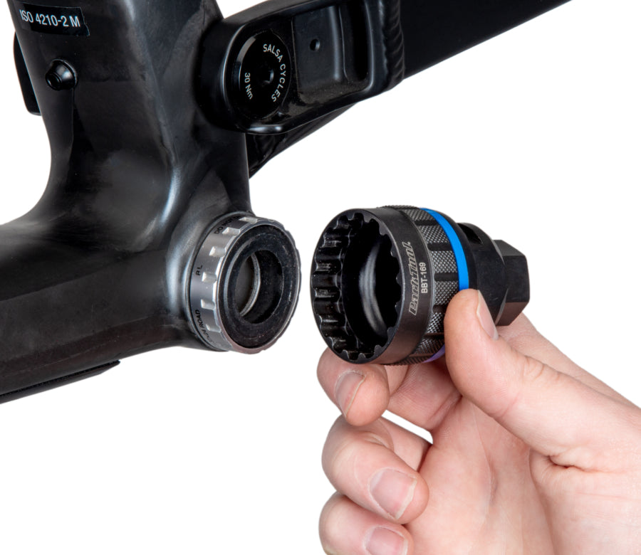 Park Tool BBT-169 encaixado num movimento pedaleiro