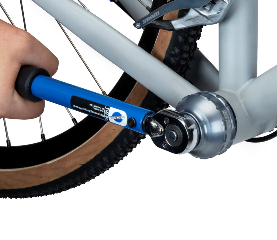 Park Tool BBT-27.3 a apertar uma caixa com a chave dinamométrica TW-6.2