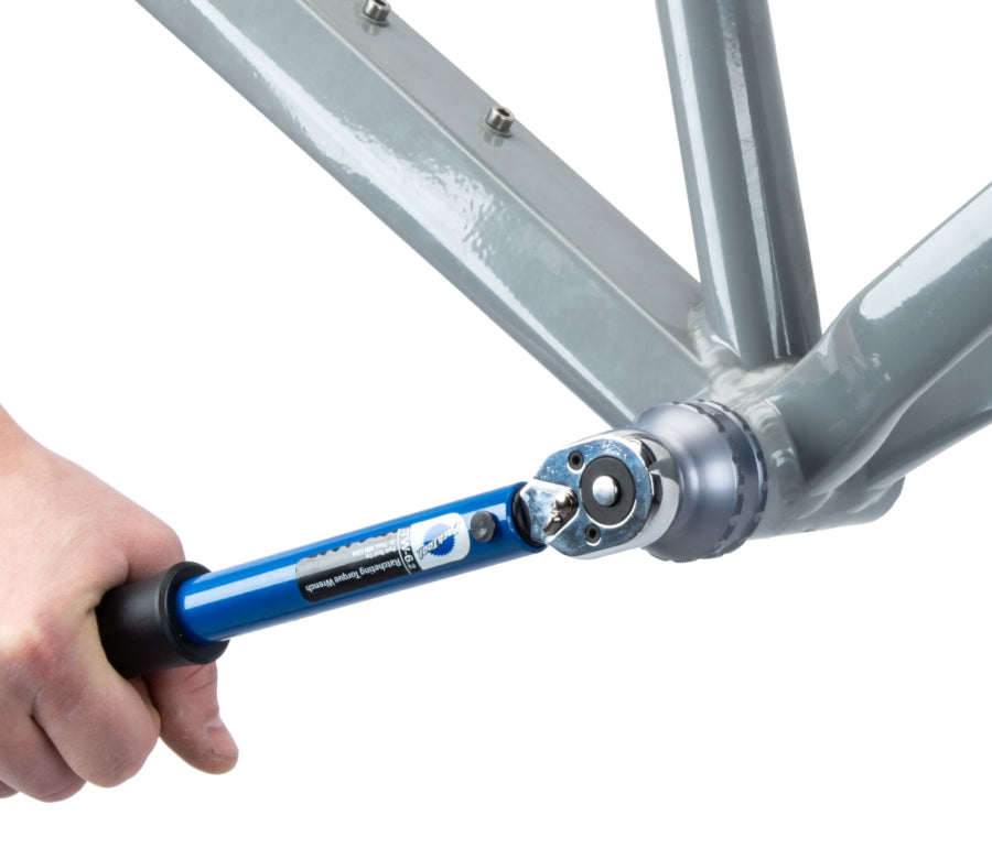Park Tool BBT-59.3 a apertar uma caixa com a chave dinamométrica TW-6.2