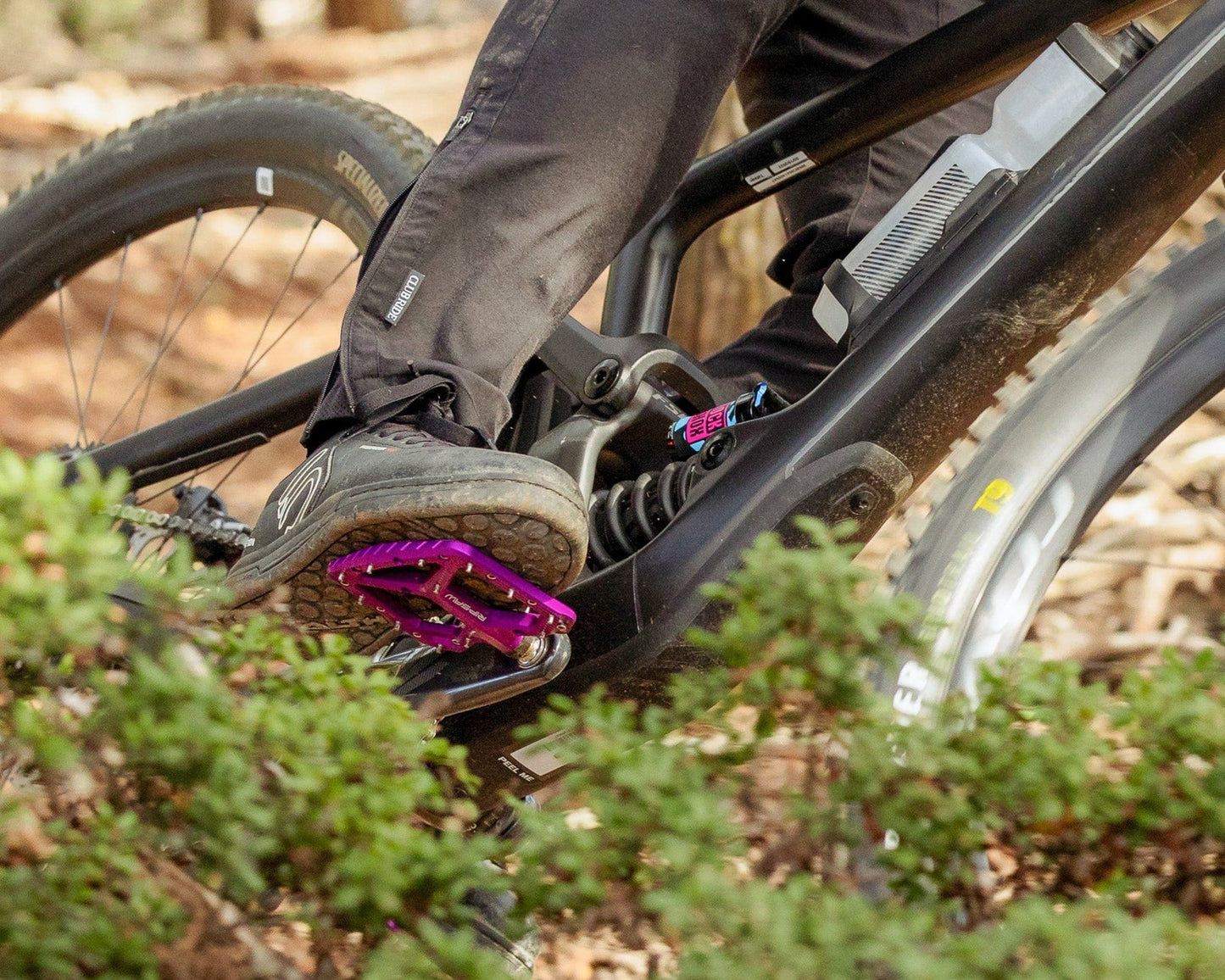Pedais planos WOLF TOOTH RIPSAW roxos