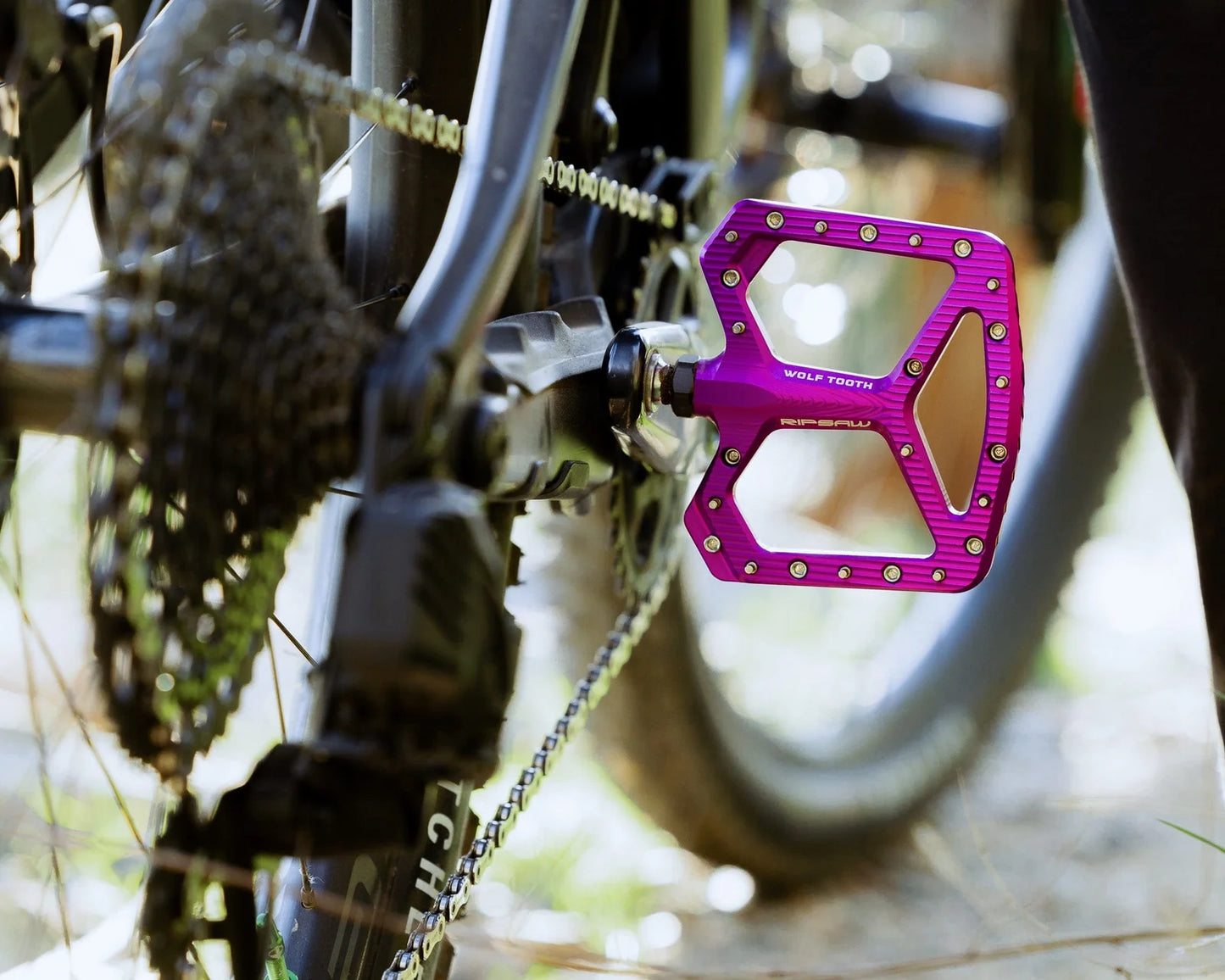 Pedais planos WOLF TOOTH RIPSAW roxos