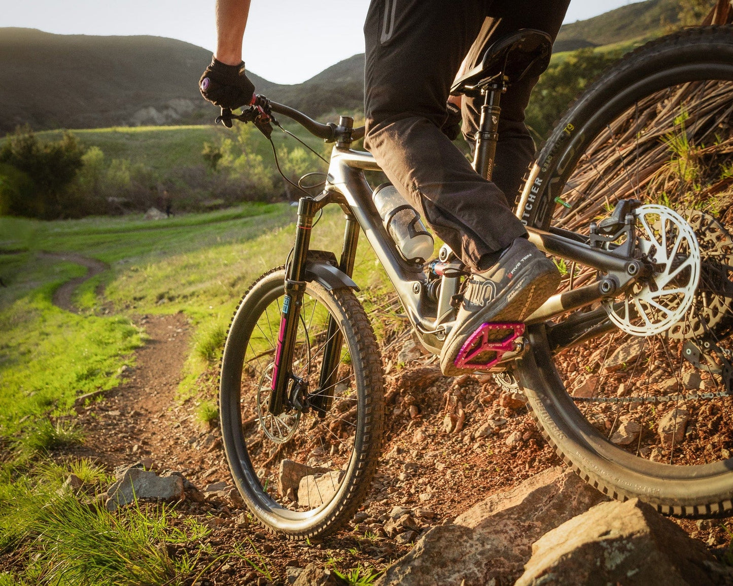 Pedais planos WOLF TOOTH RIPSAW roxos