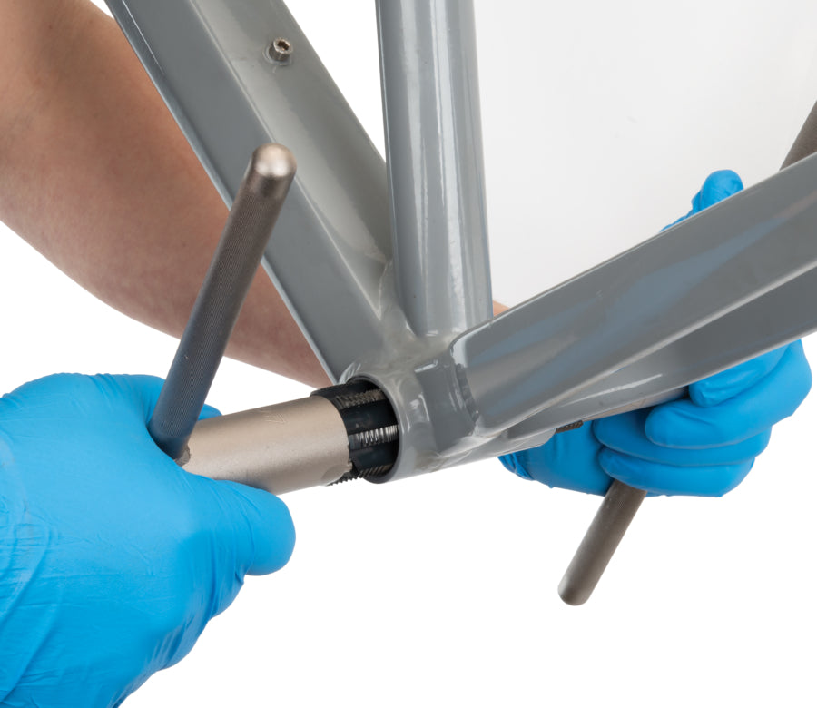 Park Tool BTS-1 inserido numa caixa de pedaleiro BSA para roscagem