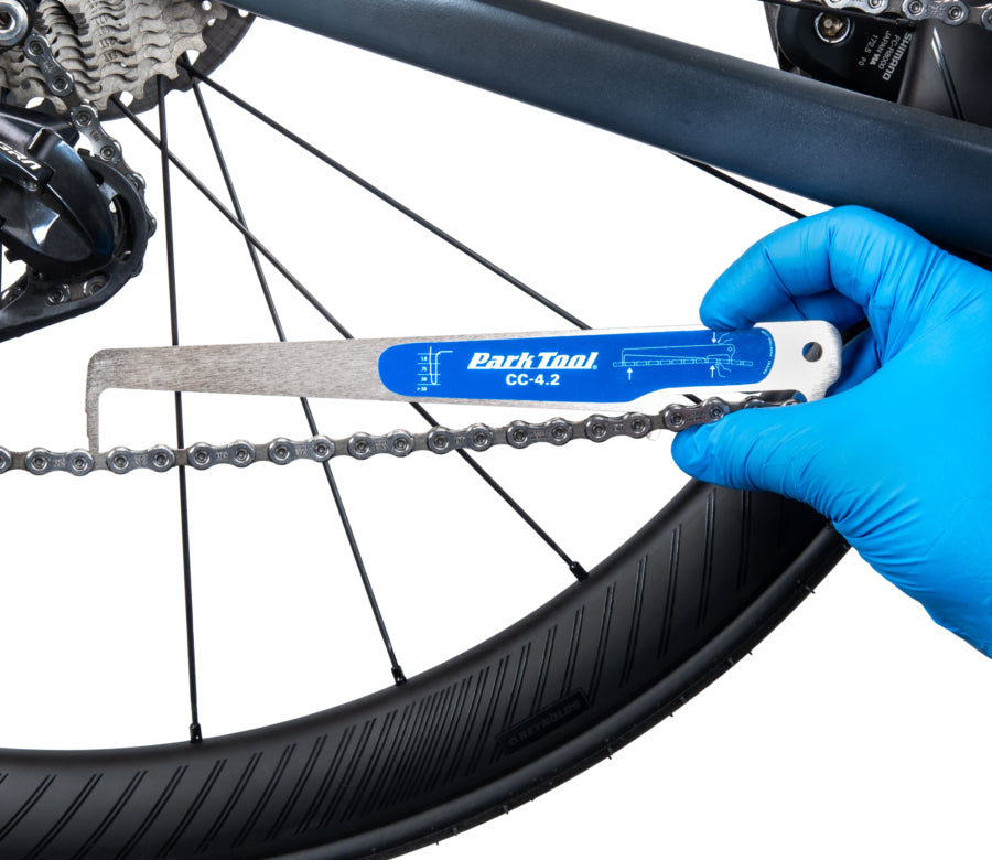 Park Tool CC-4.2 a medir o desgaste da corrente numa bicicleta de estrada
