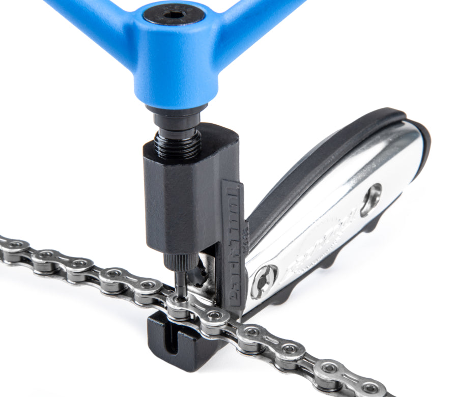 Park Tool CT-15 com uma corrente colocada, pronta para rebitagem