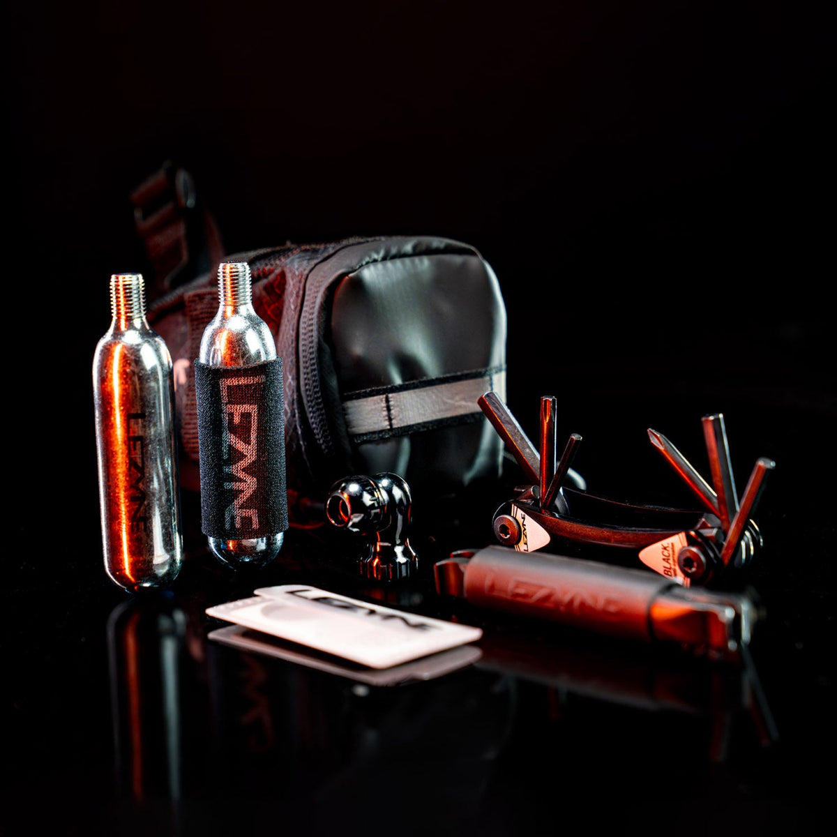 Bolsa de selim LEZYNE Caddy preta com kit de CO2