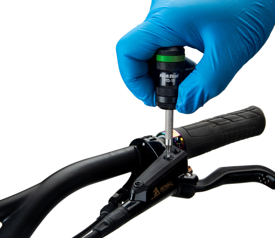 Park Tool DTD-10 utilizada numa manete de travão para guiador plano