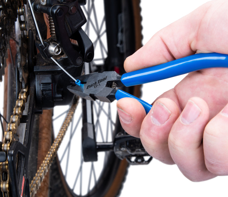 Park Tool EP-1 a cravar um terminal num desviador de BTT